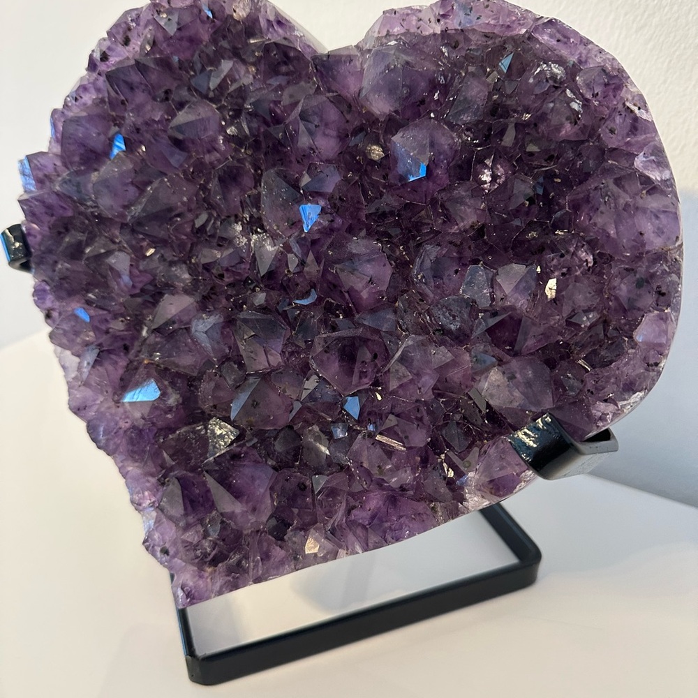 BNWT Heart-Shaped Amethyst Crystal Geode with custom stand 10.5 x 9.5 - Picture 2 of 4